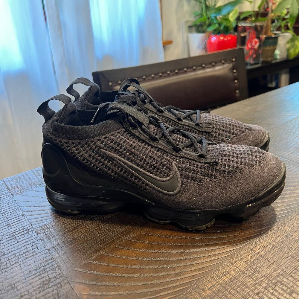 Nike black air vapormax flyknit shoes youth 5.5